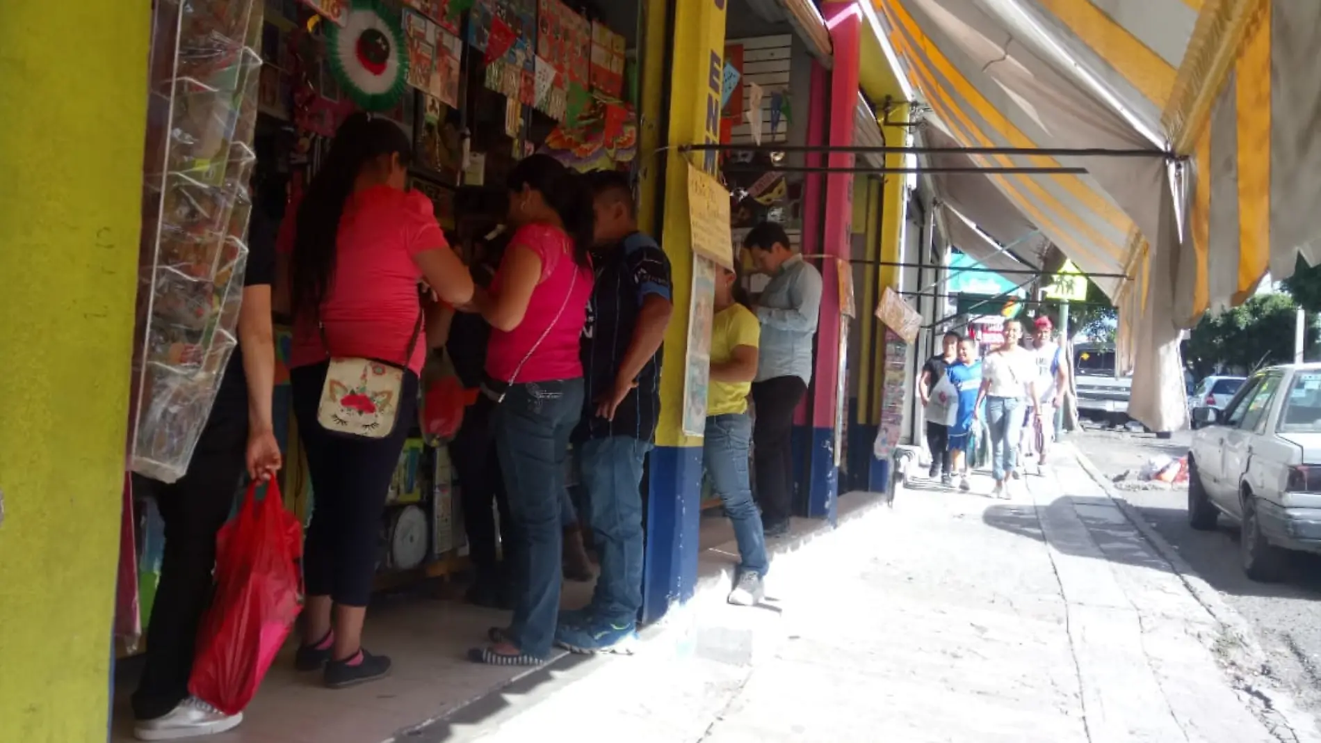 Padres de familia hicieron compras de último momento para el regreso a clases. Foto Monsetrrat García